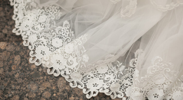 تسعينية تحقق حلمها وترتدي فستان الزفاف